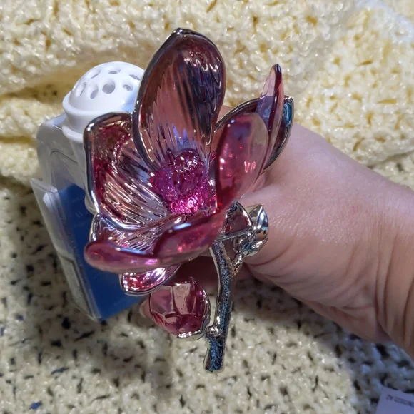 Bath & body works flower wallflower plugin - Picture 5 of 11